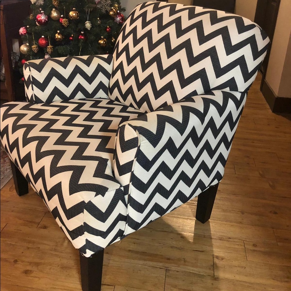 Black and white excellent condition chair
